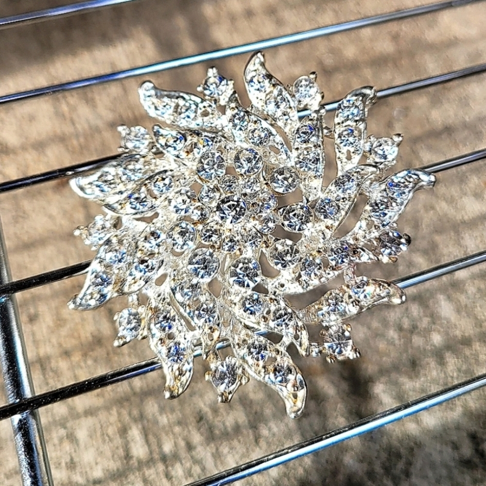 Gorgeous Rhinestone Brooch 2"